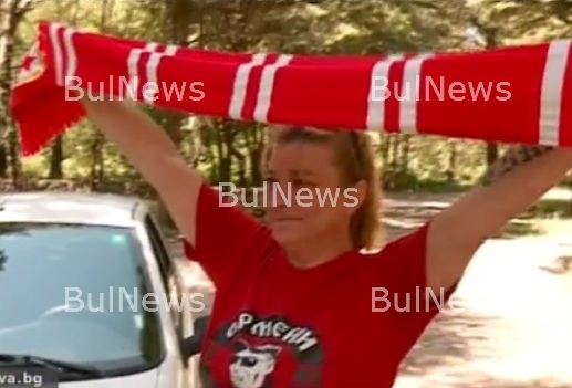 Луда фенка на ЦСКА от Враца иска да боядиса света в червено /видео/