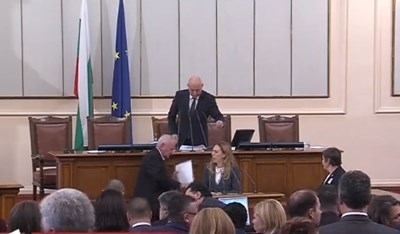 Народното събрание току що освободи Валери Симеонов и избра Марияна Николова