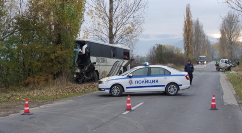 Джип и автобус се блъснаха край Ботевград има загинали научи