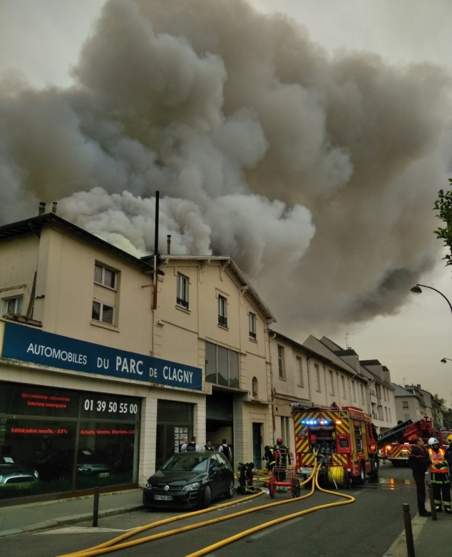 Голям пожар пламна в близост до двореца Версай в едноименното