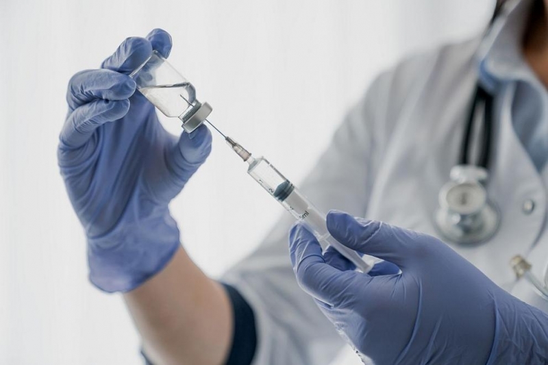 Индия започна да ваксинира днес срещу ковид здравните си работници