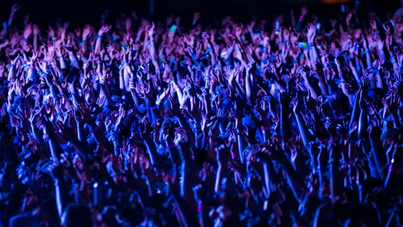 Хиляди хора с маски дали предварително тестове за коронавируса се