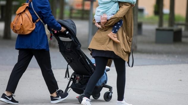 Всички семейни помощи за деца остават непроменени през 2025 г