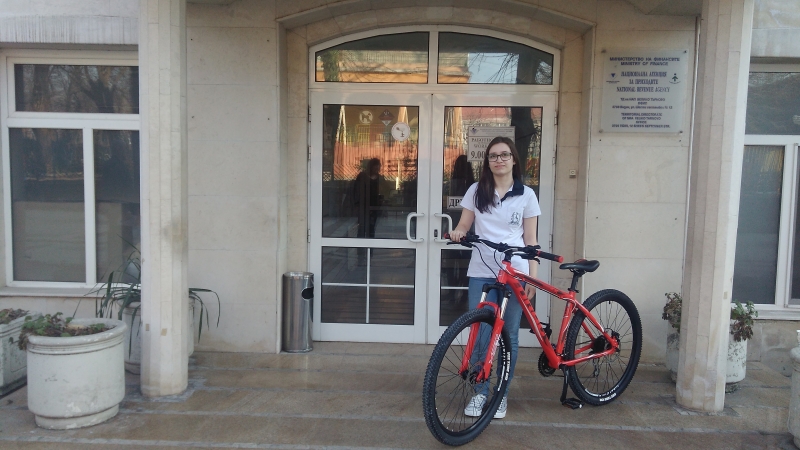 Валентина Ангелова ученичка от ПГ Асен Златаров във Видин грабна