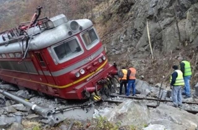 Продължава работата на аварийните екипи на Национална компания Железопътна инфраструктура