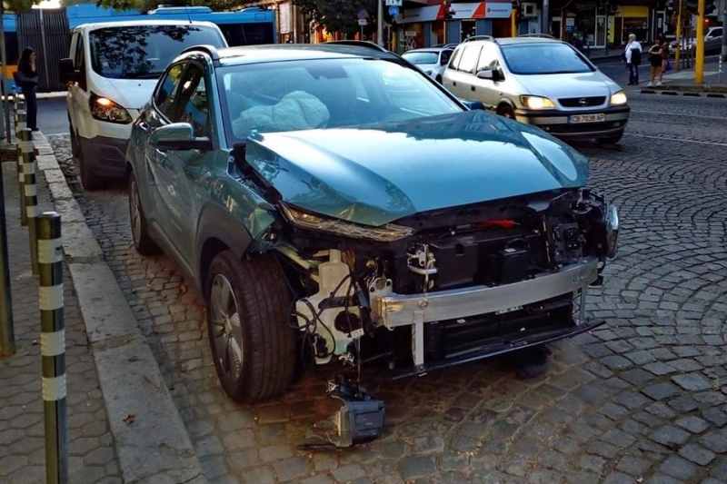 Самосвал влачи няколко метра БМВ на кръговото на Сточна гара