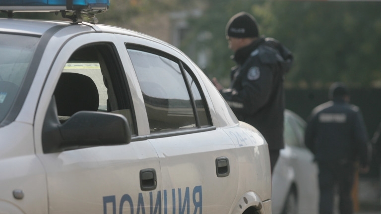 Стреляха с оръжие по кола на кметски наместник в село Орач /видео/