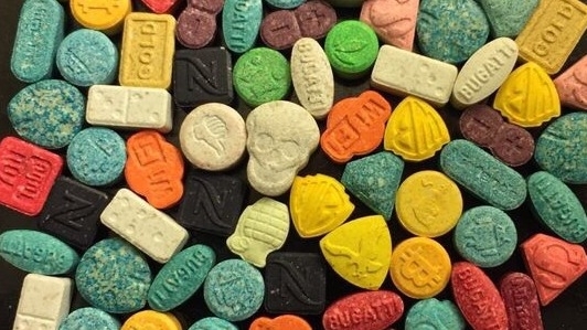 Полицията спипа хапчета екстази скрити в тоалетна чиния в хотелска