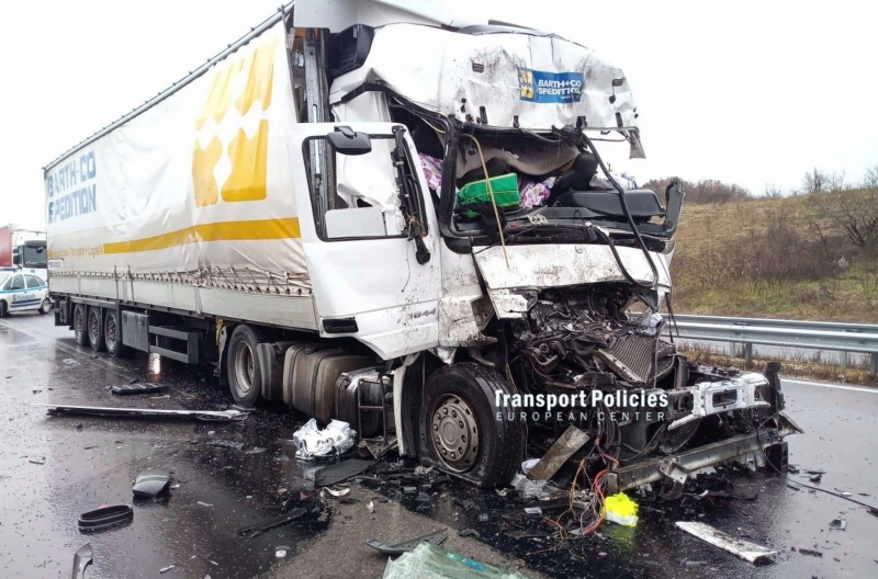 Шофьор загина след като тежкотоварният автомобил който е управлявал се