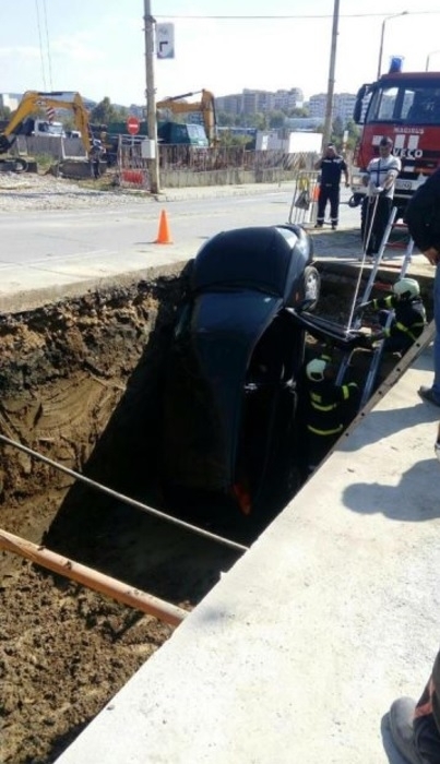 Лека кола пропадна в трап на кръстовище между ул Арх