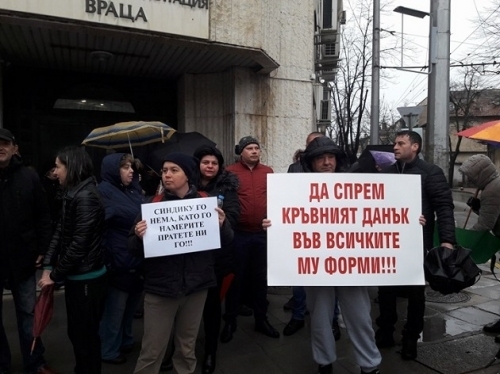 Дъждът и студеното време не спряха стотици врачани да излязат