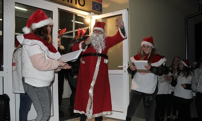 Въпреки студеното и дъждовно време пред кметството в село Зверино