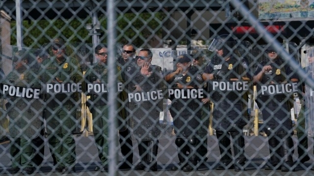 Мексико спря голяма колона бежанци които вървят пеша към САЩ