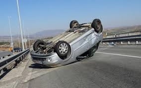 Двама младежи пострадаха след като лек автомобил се преобърна по