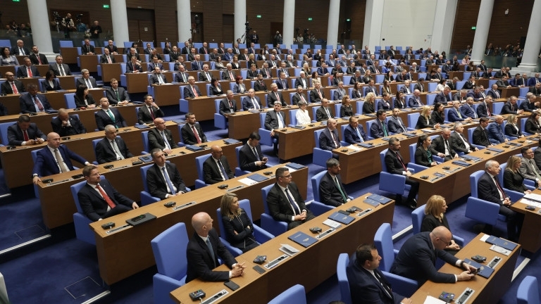 Депутатите замразиха възнагражденията си на нивата от март 2026 година
