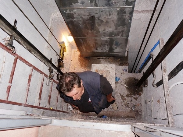 Човек е бил заседнал в асансьор в Монтана съобщиха от