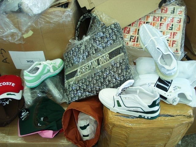 14 тона разнородни стоки и стикери с лога и надписи