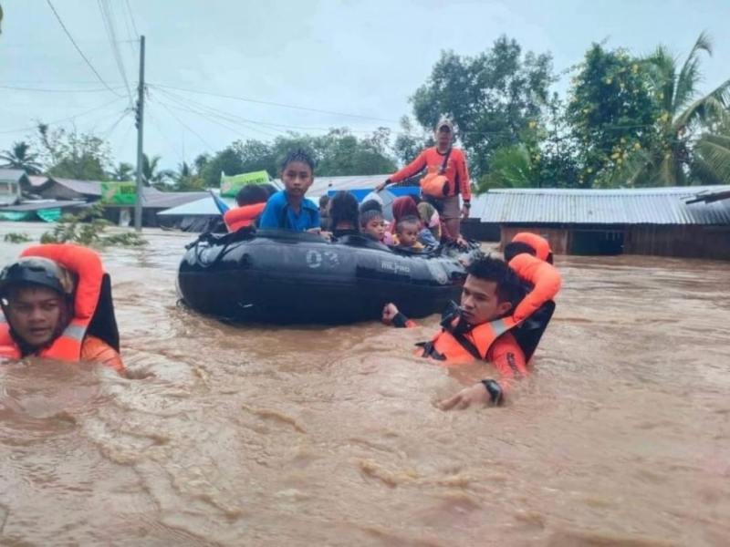 Свлачища и наводнения убиха 13 души след като проливен дъжд