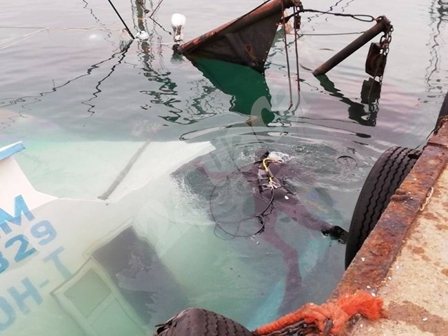Водолаз огледа днес следобед потъналото рибарско корабче Посейден в Поморие пише
