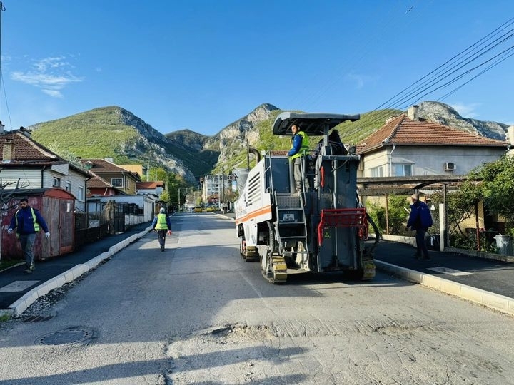 Разгеле! Асфалтират една от най-разбитите улици във Враца