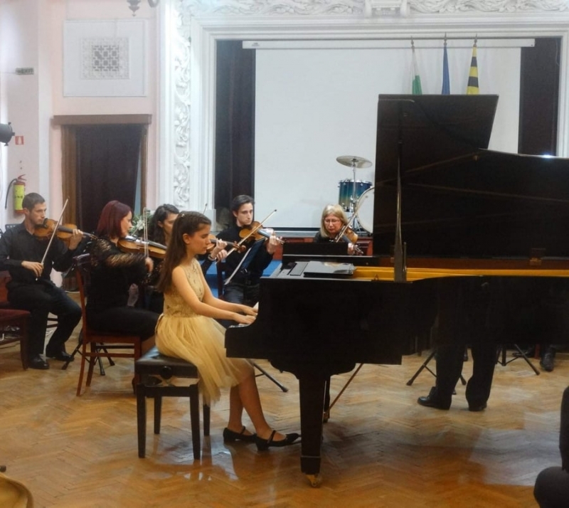 За пореден път ученици от Враца на преподавателя по пиано