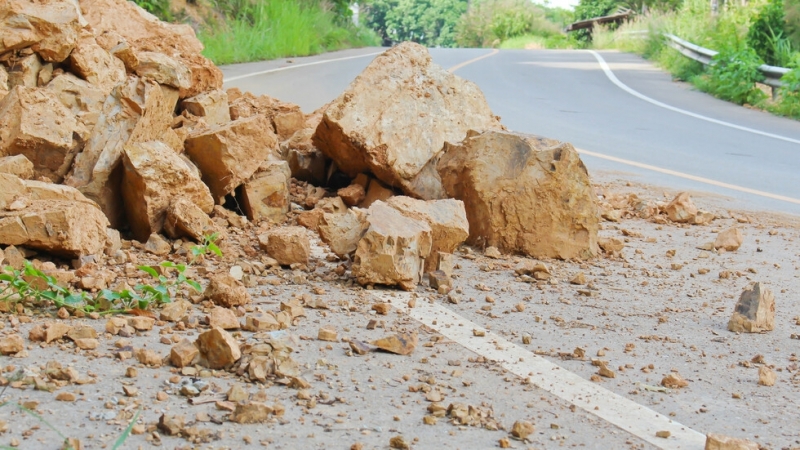 Временно движението по пътя между Своге и Ребърково в района