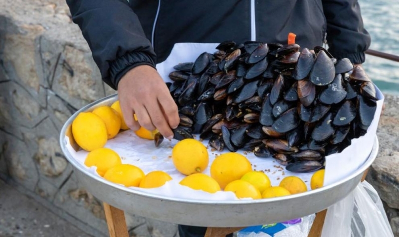 Две деца починаха след хранително отравяне в Истанбул, яли миди и картофи от улицата