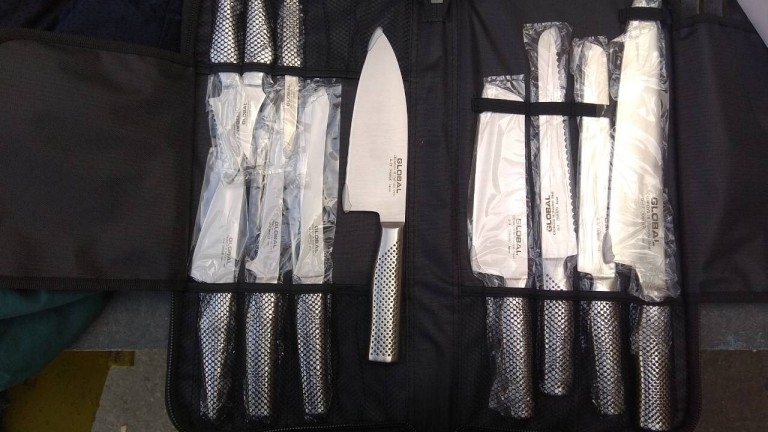 Митничари задържаха 3024 комплекта професионални кухненски ножове от стомана с