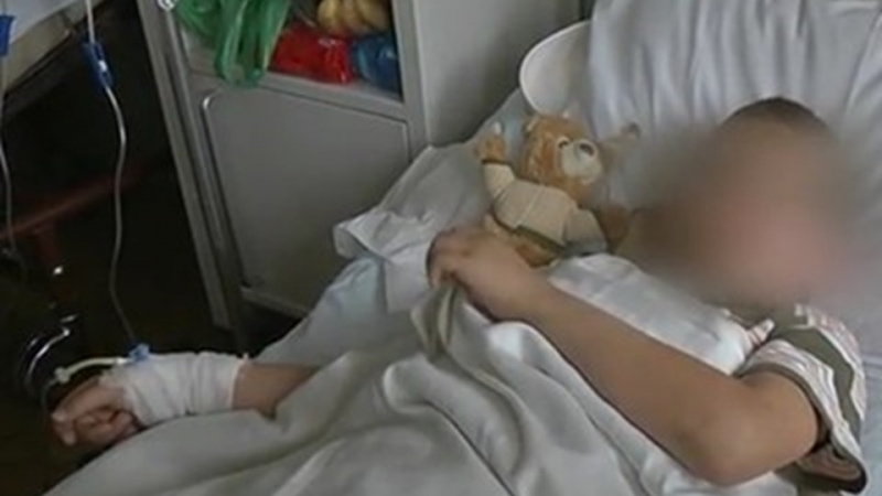 Работник е с извадено рамо след като се сби със