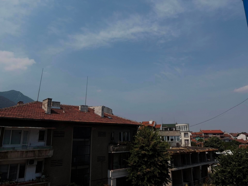 Без паника! Вижте защо Враца потъна в дим и миризма на изгоряло