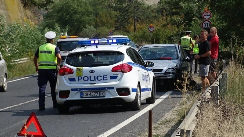 Два автомобила са катастрофирали във Врачанско съобщиха от областната дирекция