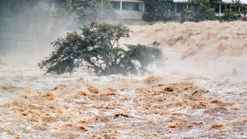 Китайската телевизия CCTV излъчи кадри от огромните наводнения в провинция
