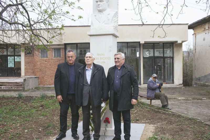 Бюст паметник на дългогодишния командващ на Строителни войски ген полк инж Васил
