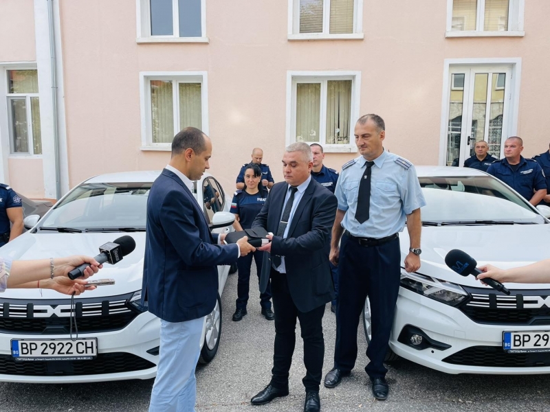 Автопаркът на врачанската полиция вече разполага с два новопроизведени автомобила