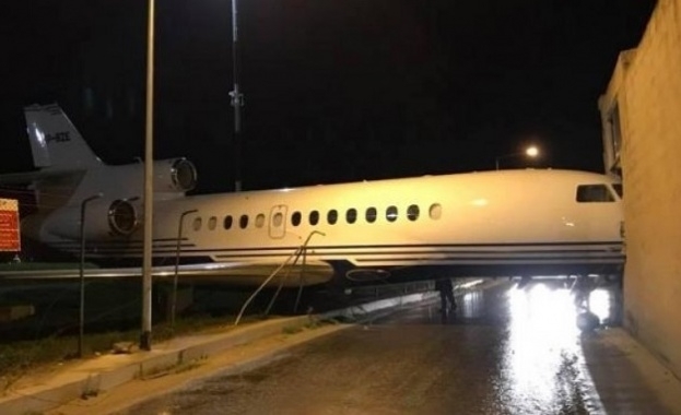 Силен вятър издуха частен самолет от стоянката ми на летището