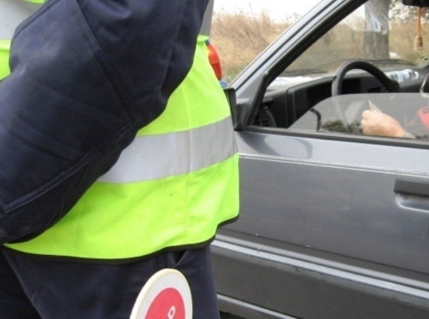 Служители на реда са хванали мъж да управлява кола с