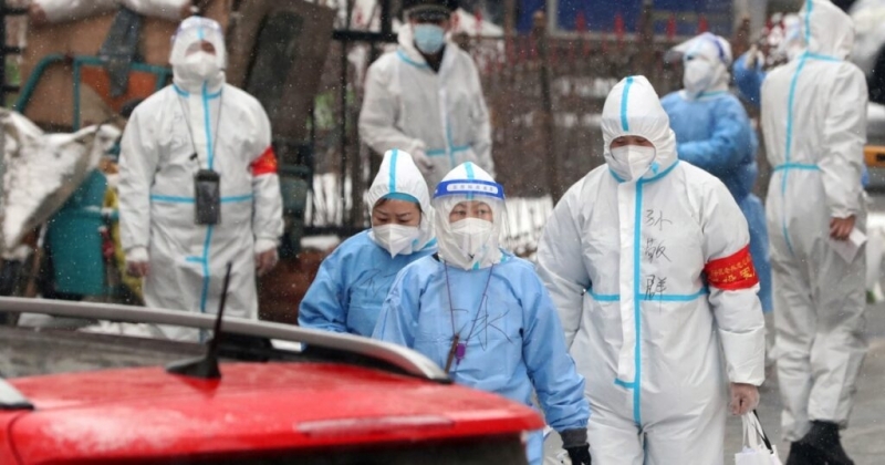 Днес китайските здравни власти обявиха два смъртни случая от COVID