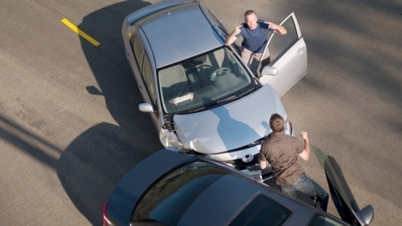 Екшън в Северозапада! Трима заградиха кола във Видин, изпочупиха я и пребиха от бой шофьора, пострада и дъщеря му