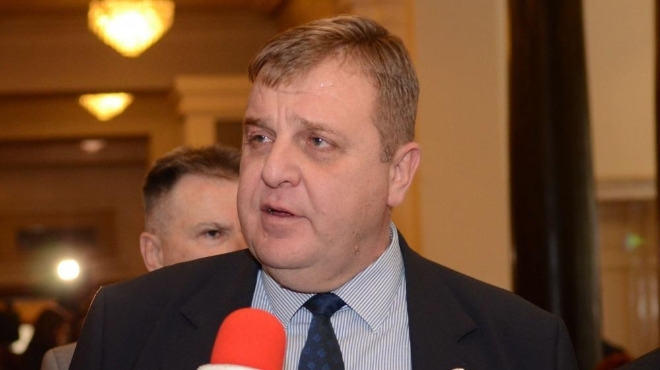 Министър Каракачанов: "Америка за България" хрантути цигански фондации, те я крадат