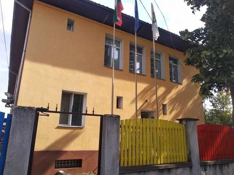 Още едно дете и четирима души от персонала са новите