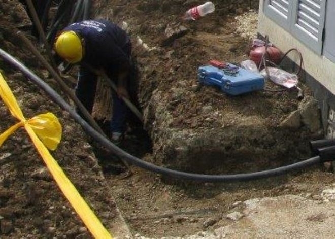 Работник скъса кабел във Врачанско, захранващ трафопост за Монтана, съобщиха