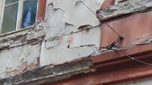 Мазилка от рушащата се сграда на бившия битов комбинат в