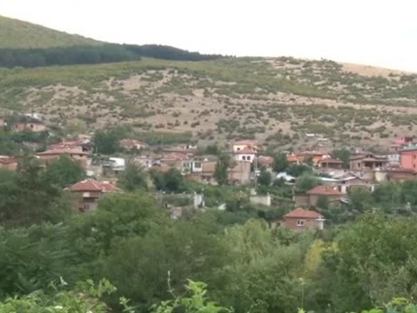 Въпреки че родителите в сливенското село Сотиря заплашиха че няма