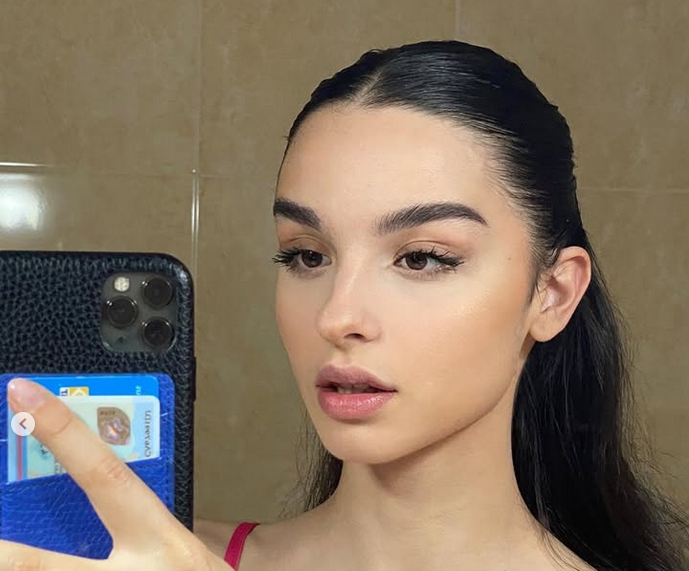 Италианска журналистка се пусна по сутиен на мач /снимки/