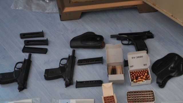 Голямо количество оръжие и боеприпаси са открити в дома на