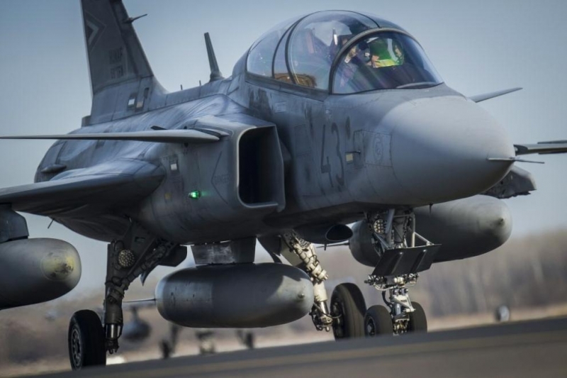 Самолети на унгарските военновъздушни сили бяха приведени в бойна готовност