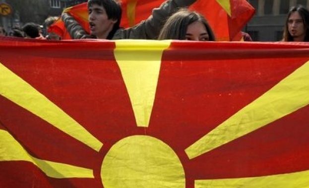 Неофициалните данни сочат че 100 до 150 хиляди македонски граждани