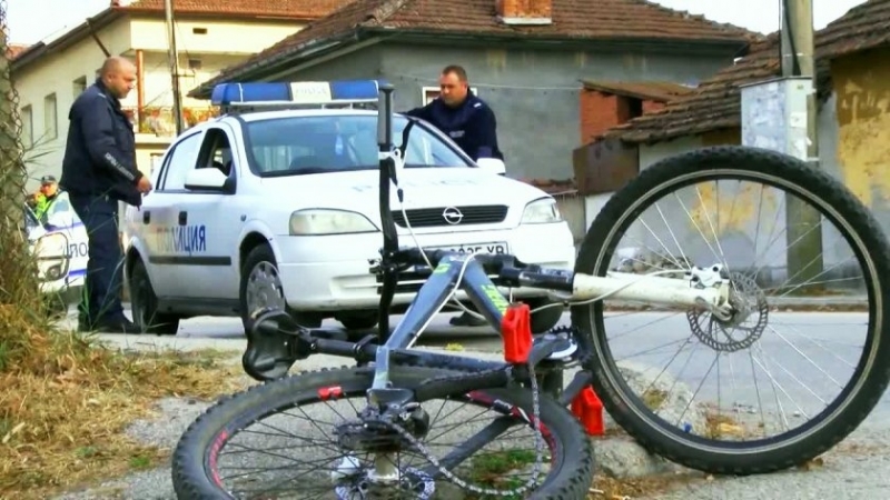 Мъж помете с автомобила си велосипедист в Лом, съобщиха от