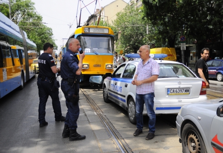 Разсеяна шофьорка натресе трамвай №8 Това заяви читател на БЛИЦ