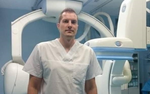 Д-р Станимир Сираков, оперирал мозъка на дете през крака, взе диплома, която имат само още 35 медици в света